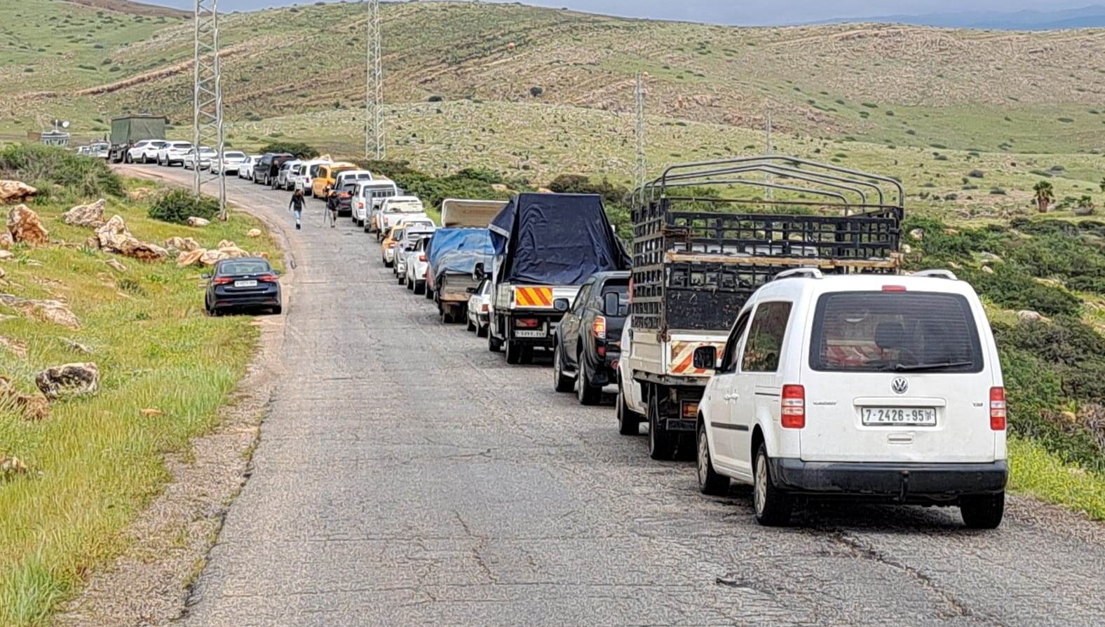 طابور من المركبات الفلسطينية على أحد حواجز الاحتلال في الأغوار